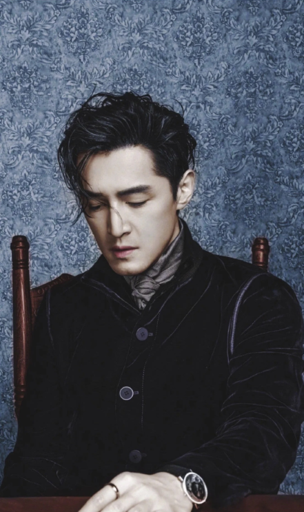 我现在有点看不懂胡歌了你说他官宣二胎儿子吧，其实孩子已经快半岁了，之前多次被爆