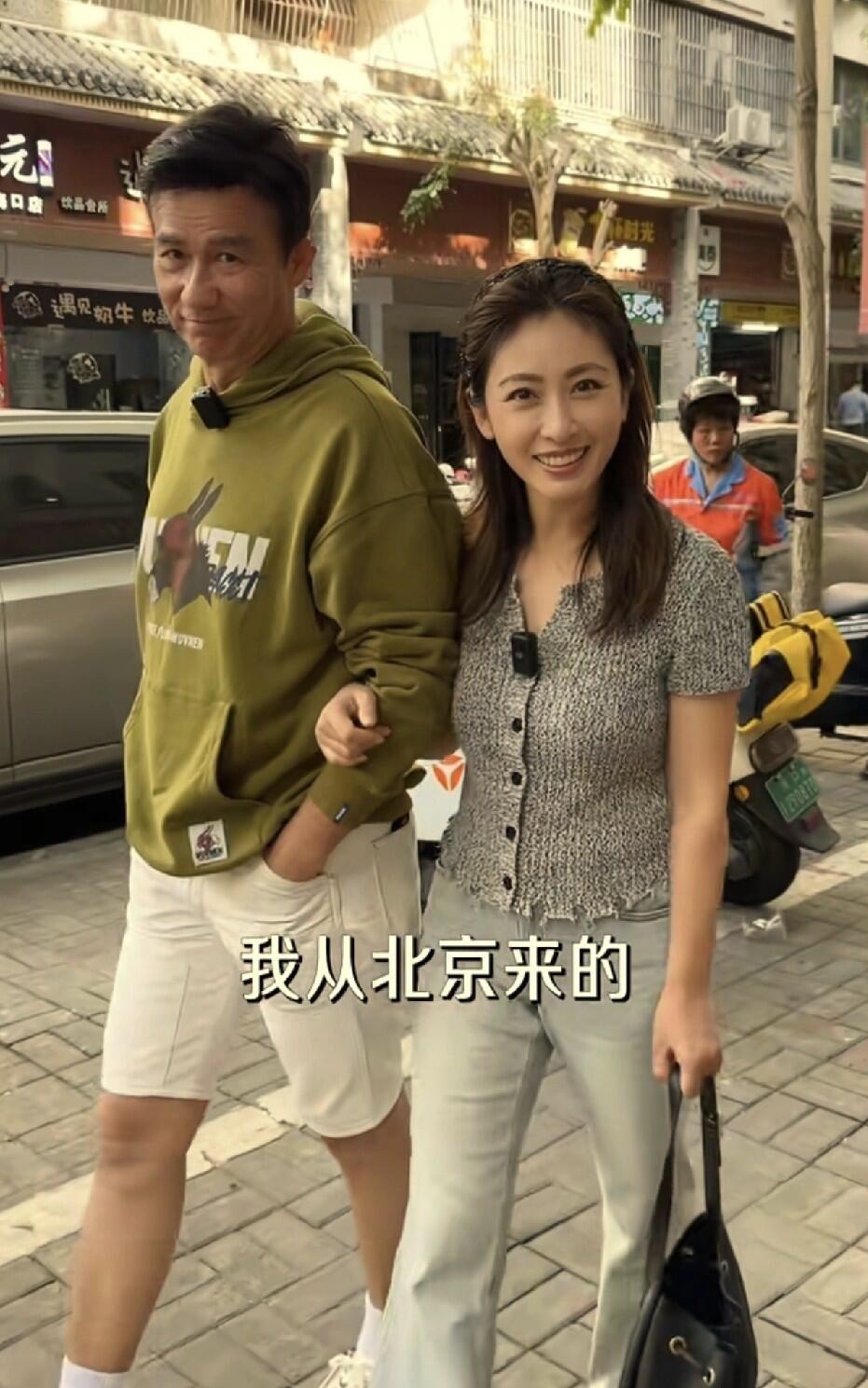 原来他们是一对明星夫妻。男的年轻时长得眉清目秀，非常俊朗，现在年龄大了依然有男人