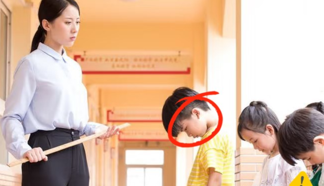 有其事，必有其因。某学校一老师上课用教鞭轻打捣乱学生手心，家长投诉后老师被降级降