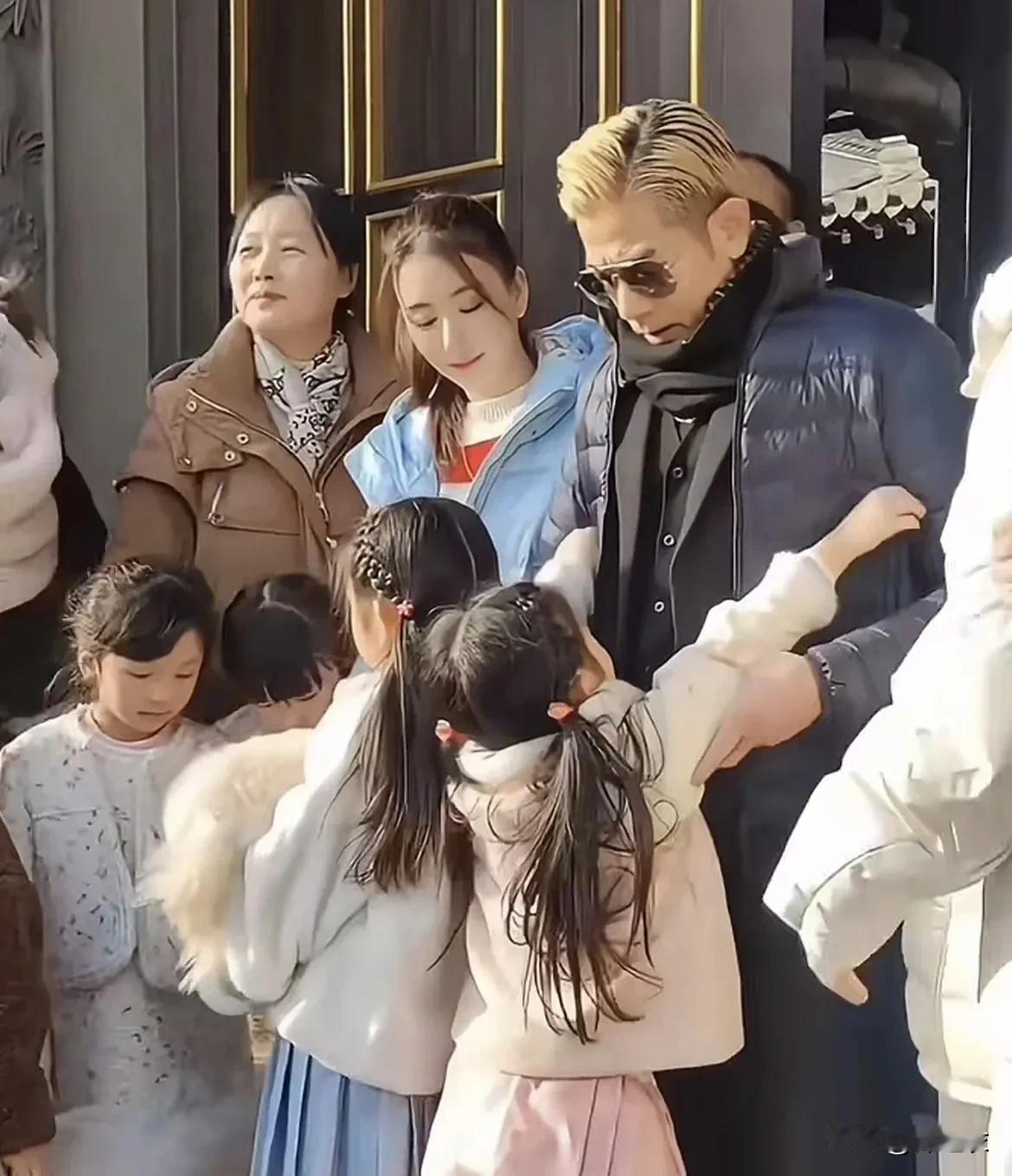 郭富城这么有钱，所以他家里面有男孩也有女孩多好啊，反正他又不会少了女儿们的。