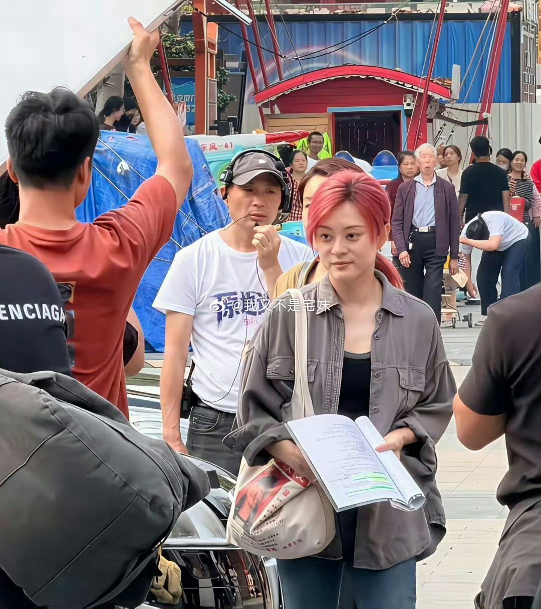 救命啊！孙俪邓超夫妻俩是约好了一起“渡劫”吗？这边孙俪拍新戏，大热天穿着羊毛衫在
