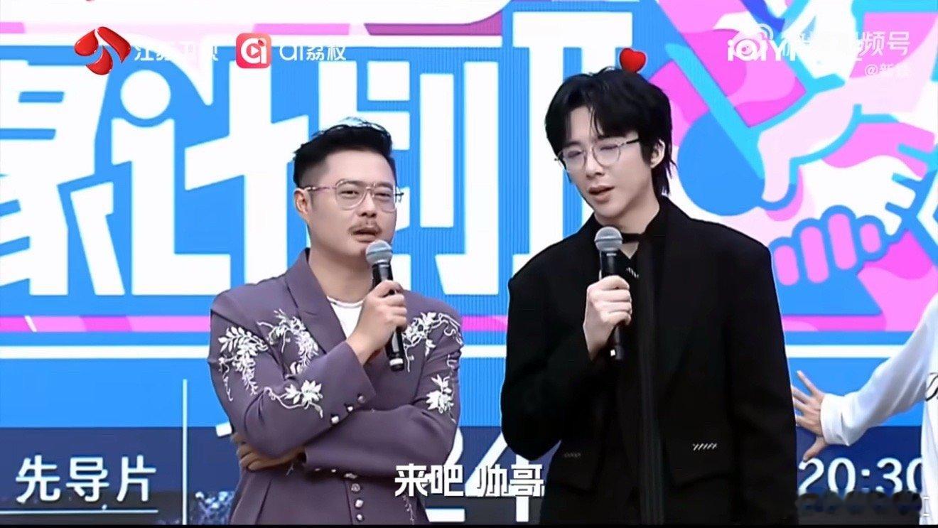 刘宇宁即兴发挥的神男女混搭团幕后核心是刘宇宁，校服造型满是巧思。提词器搞怪提示