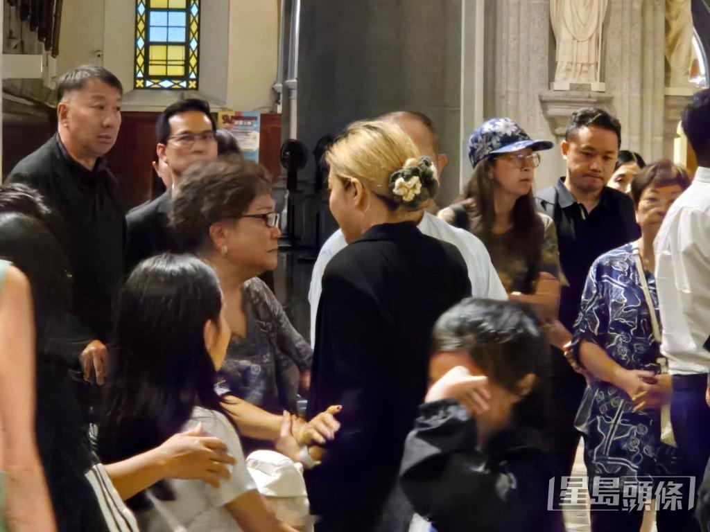 星岛：吴文忻追思弥撒举行好友彭秀慧澄清婚姻状况二人最终并未离婚前港姐吴文忻于