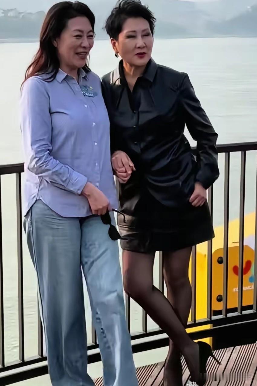 岳红和张凯丽气质差太远了！一个似“路人”，一个似“模特”！岳红穿着衬衫搭配牛