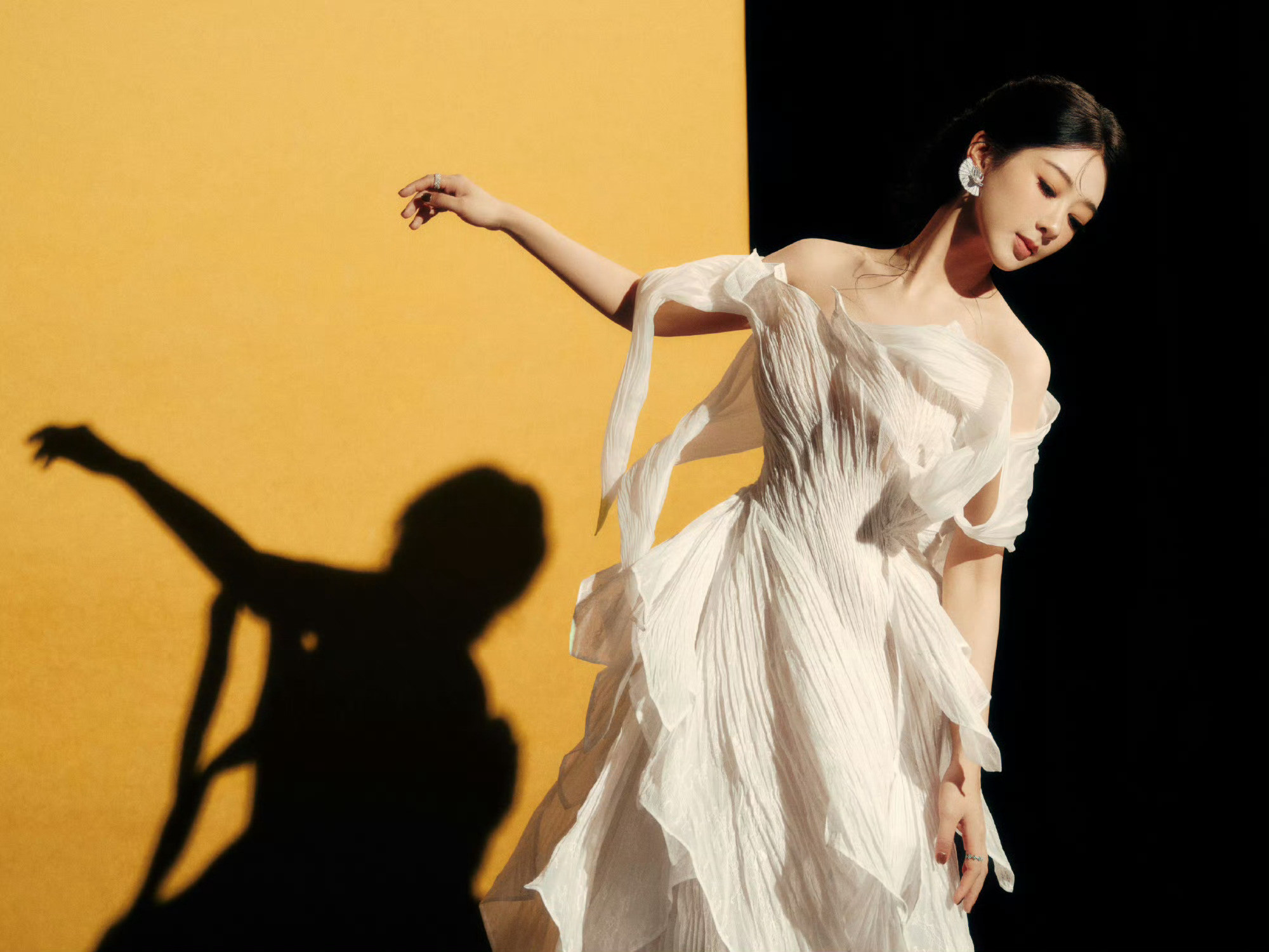 杨紫薄纱白裙品牌直播​​​