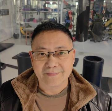 前两天在停车场看见隔壁大姐，瘦得跟纸片似的，两个人扶着才走得动路。今天听说，人