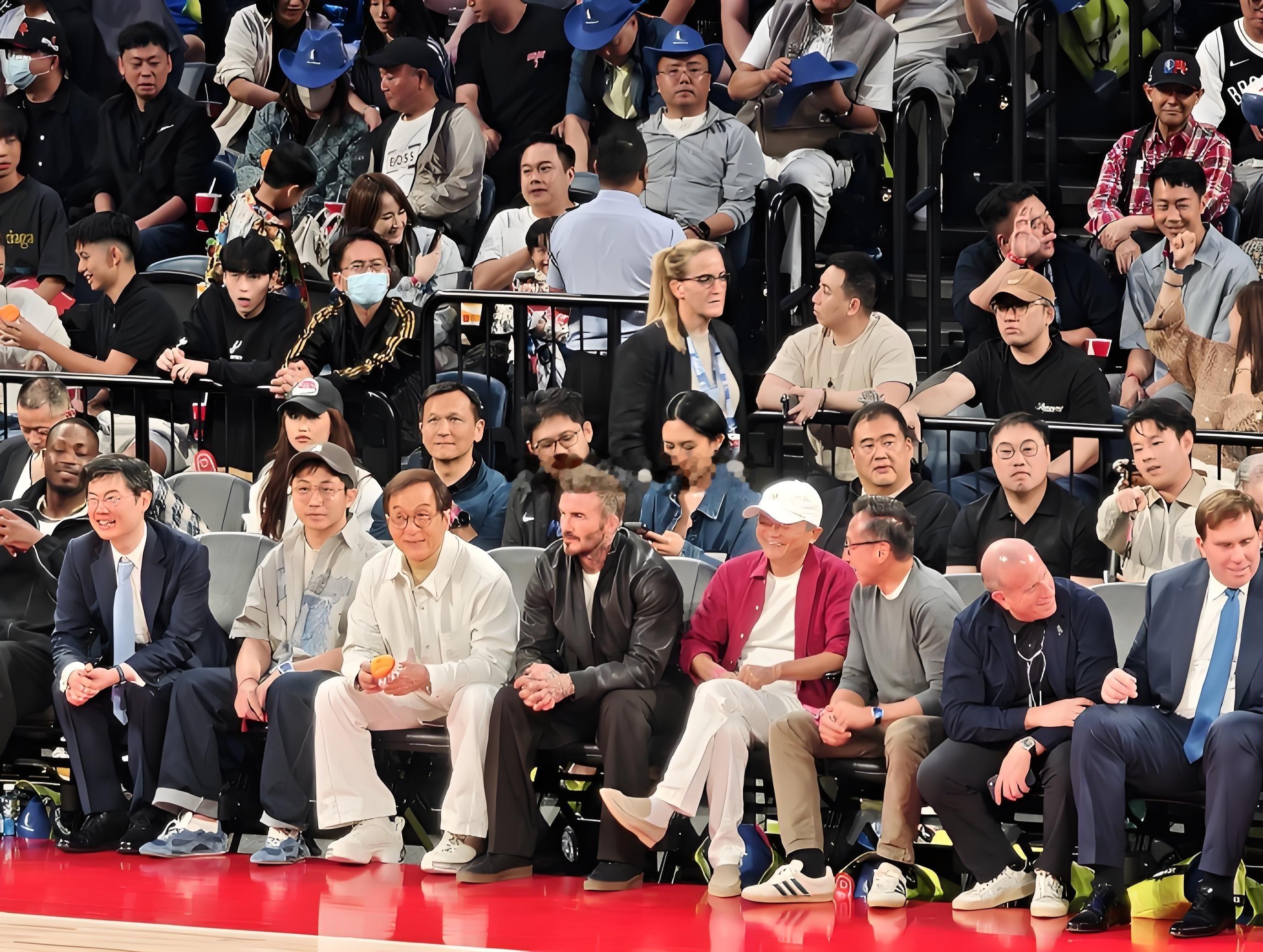 阿里巴巴马云现身NBA中国赛，位置依然是C位！现场还有蔡崇信、成龙、贝克汉姆、姚