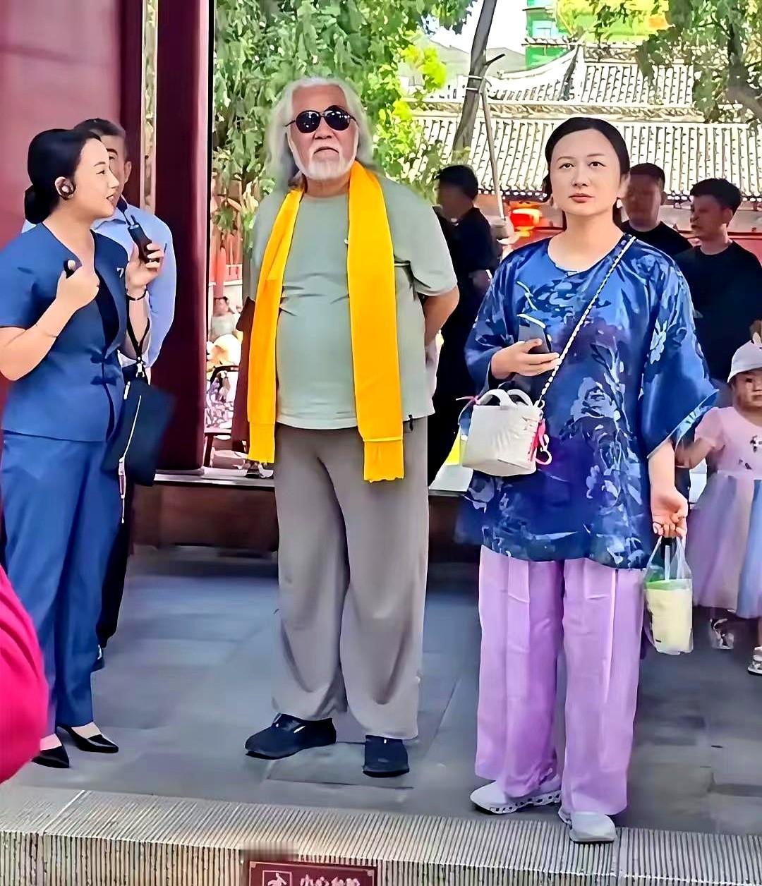 俗话说，近朱者赤。张纪中和杜星霖两口子，年龄相差四十岁。杜星霖还是个年轻