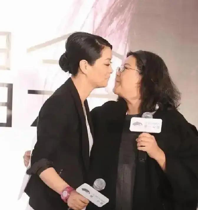 豪门寡妇偷偷捐了3.7亿这事发生在毛阿敏身上。丈夫走后第三年，她没争遗产，