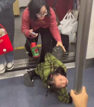 笑不活，11月26日报道四川，一小女孩和玩伴小男孩一起乘地铁回家时，女孩就想去男