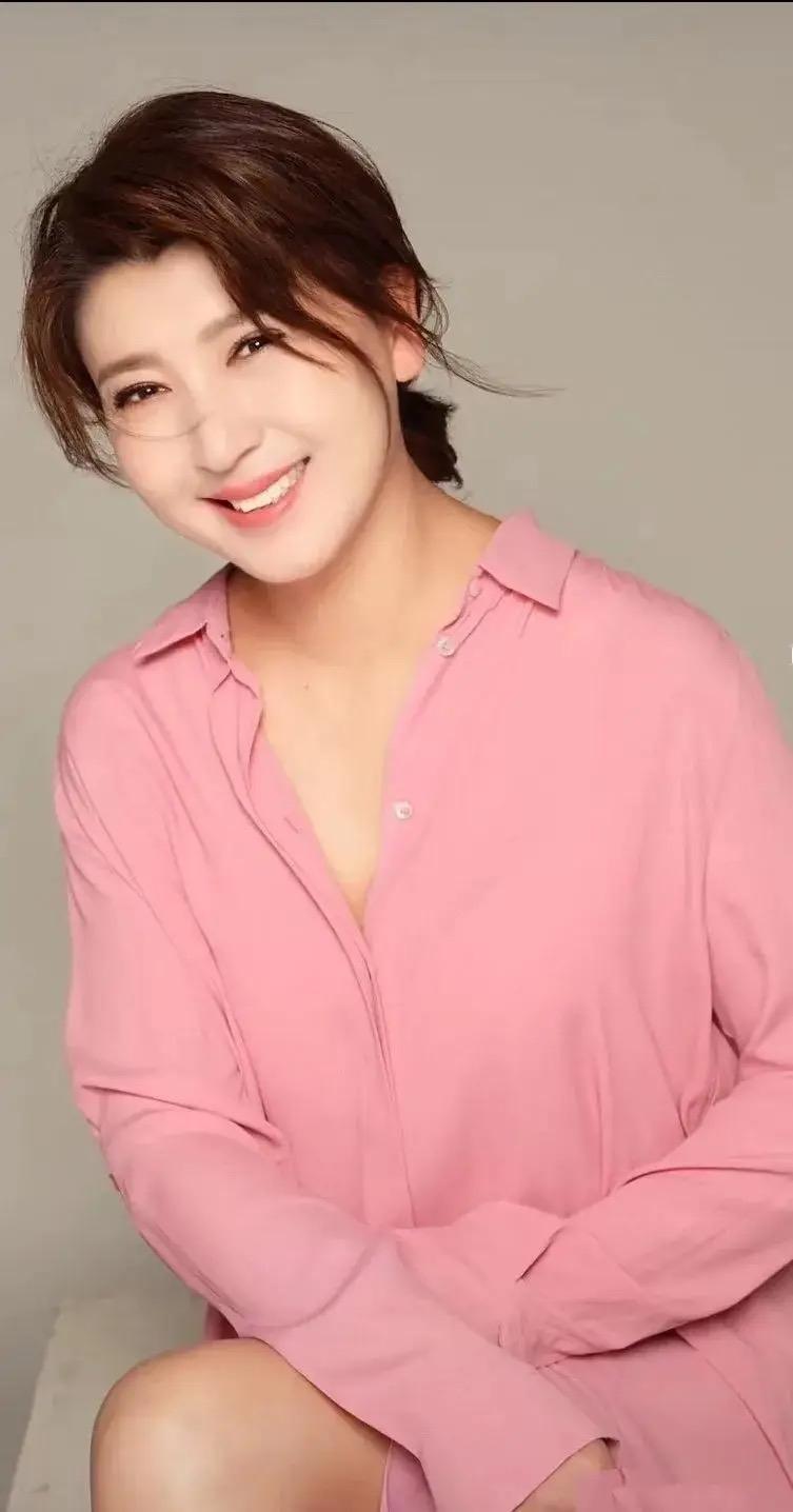 闫学晶哭穷翻车，最委屈的是他的儿媳。婚礼致辞时，他直言儿媳爱吃自己剩菜，凡事优先