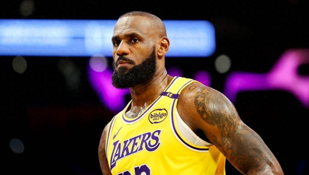 根据ESPN名记ShamsCharania的报道，勒布朗-詹姆斯将会在当地时间