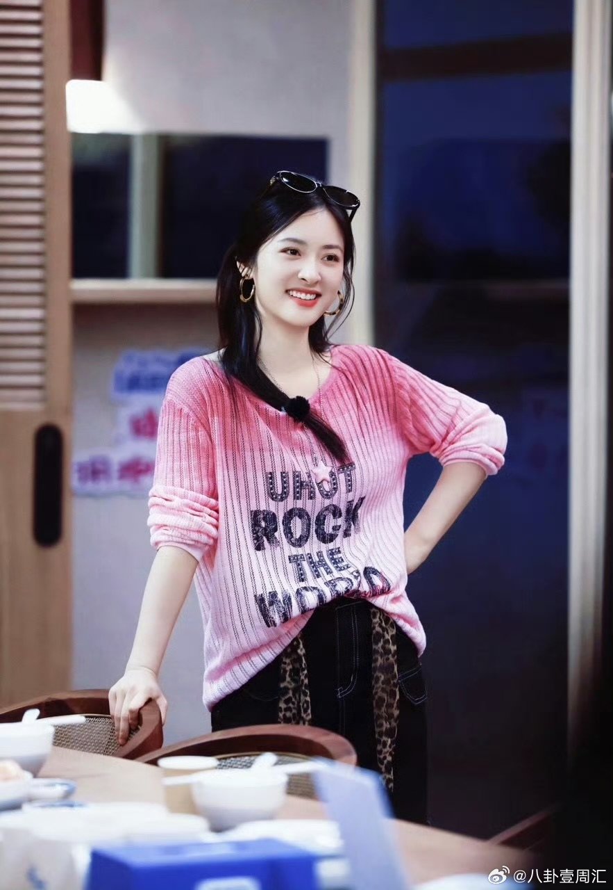 沈月当老板一定亏本亲爱的客栈烤肠都舍得白送，沈月的心也太软了吧！