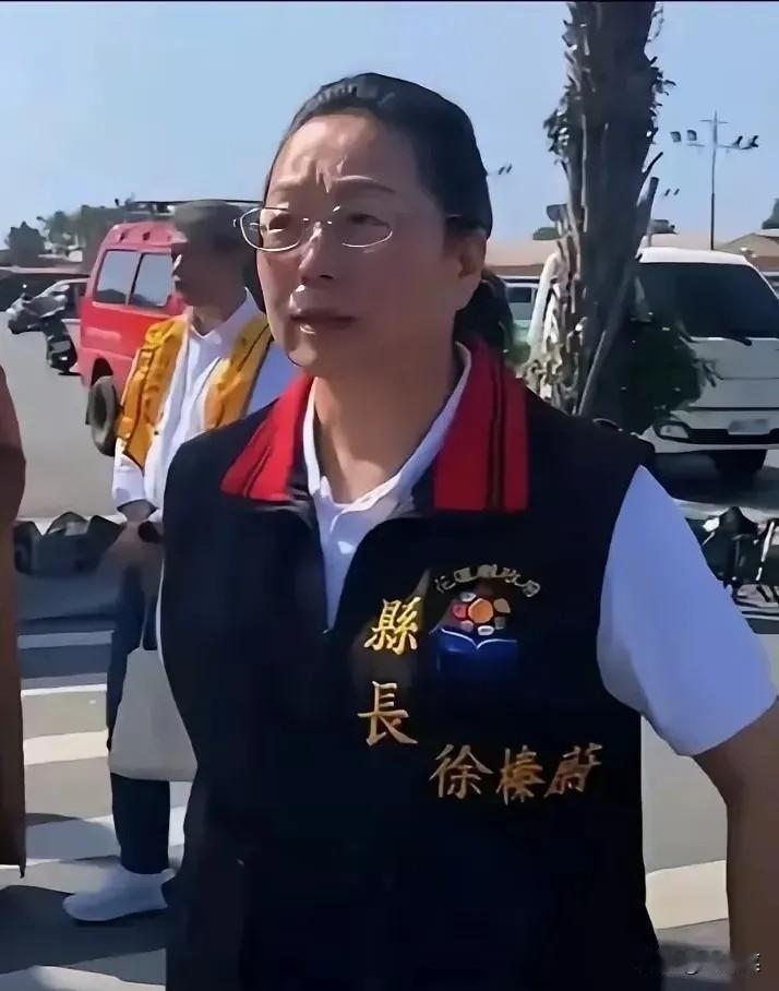 盼望台湾回归。台湾有一项制度设计，我认为非常好。就是公务人员在执行公务时，把自己