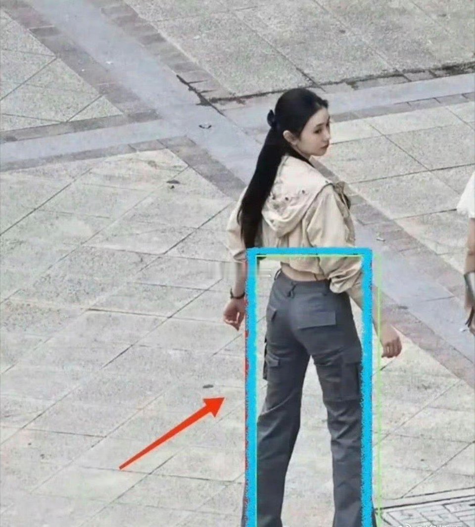 我去，刘浩存身材比例好恐怖，三分之二都是腿实锤了