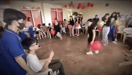 小伙子看来很喜欢这个游戏