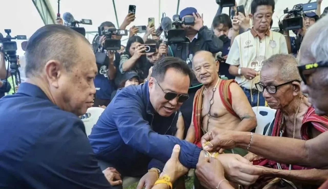 泰国总理阿努廷真是没有尴尬只有更尴尬，再次邀请巫师念咒祈福，保佑连任总理四年。