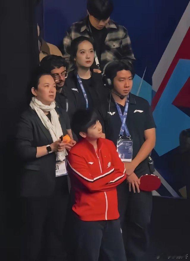 本次比赛伦敦比赛后，网上最流行对孙颖莎的评价，说她是：单打的王，双打的魂，团体的