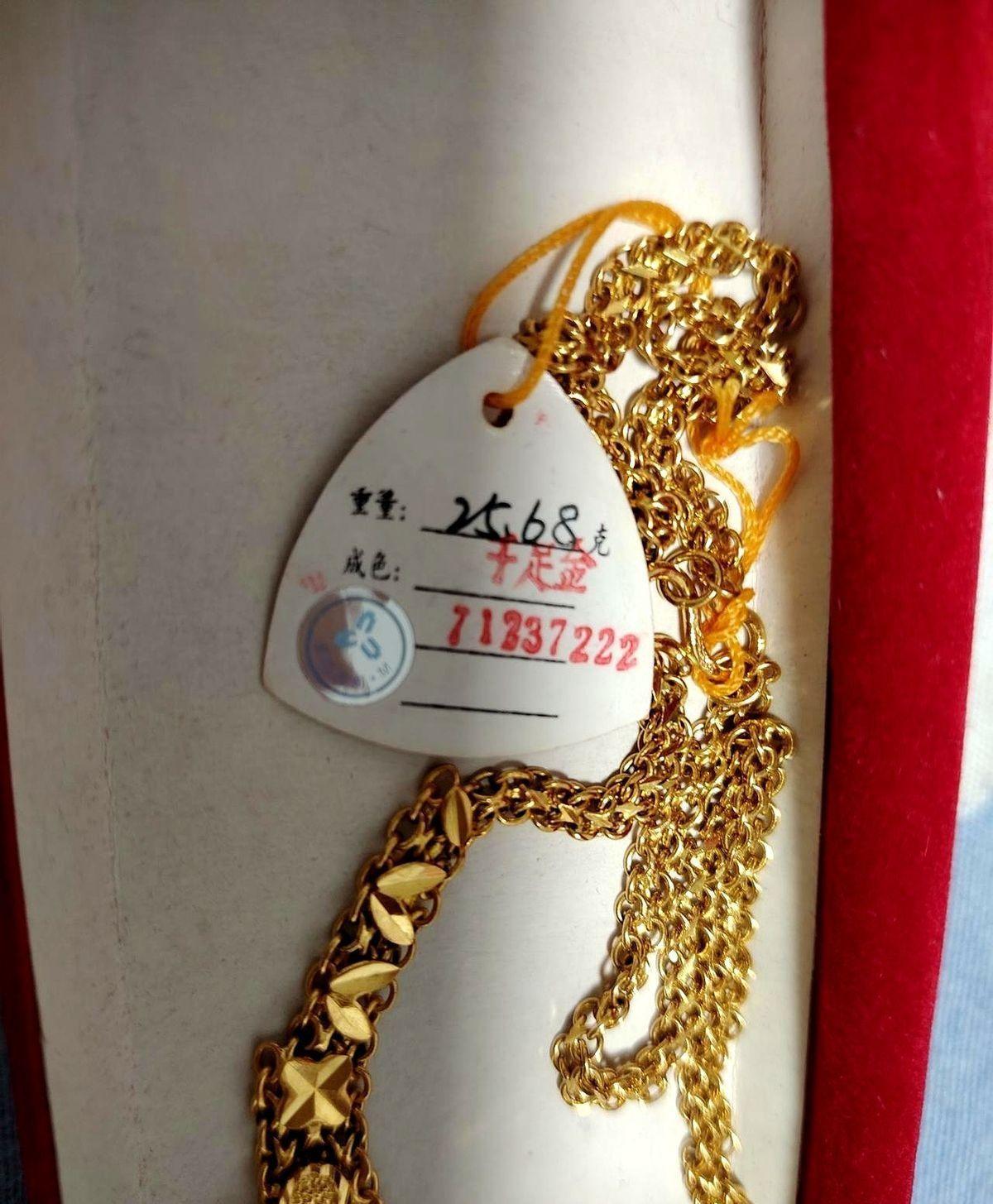 《金价飙到630！金店不敢收，普通人不敢卖：这届黄金，比股票还刺激》