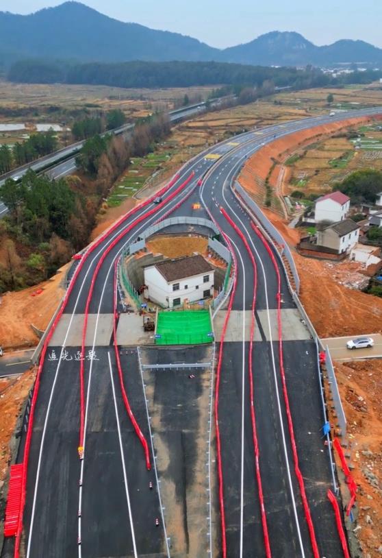 江西的公路房，工程队完工走人，钉子户年年后悔