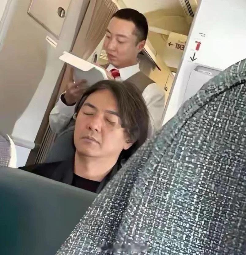 飞机上看到一个人，很熟悉就是叫不出名
