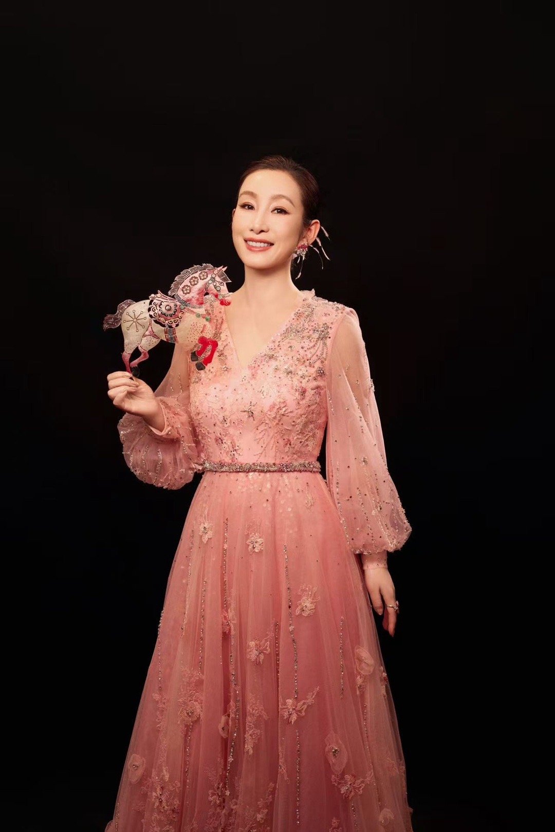 秦海璐春晚妆造精致到美甲救命！秦海璐的春晚造型精致到指甲盖了！那款玻璃珠美甲和