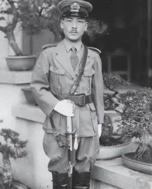 刘书旺这辈子最后悔的事，就是那天早上出门前没回头多看她一眼。他当时披着那身伪军的