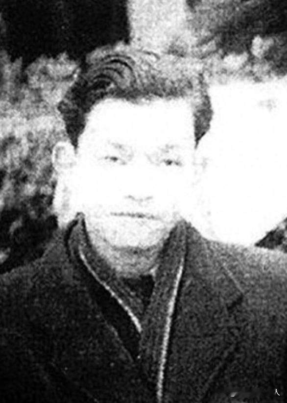 1949年，重庆解放后，特务头子李修凯在大街上遇到了一个地下党员，地下党员大喊：