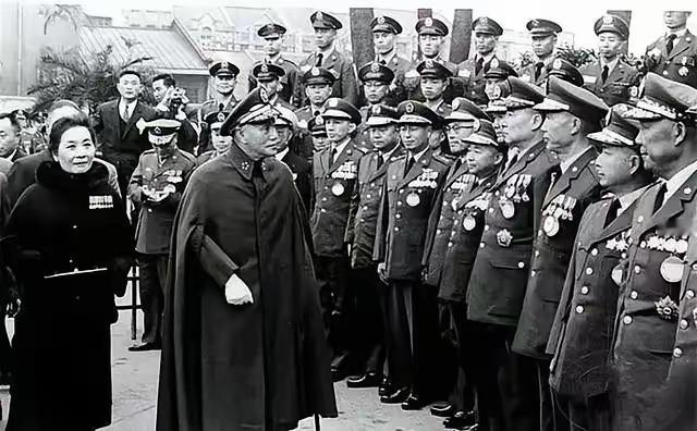 很多人以为1949年蒋介石败退台湾是被解放军"打跑"的仓皇之举，实则不然。早在三