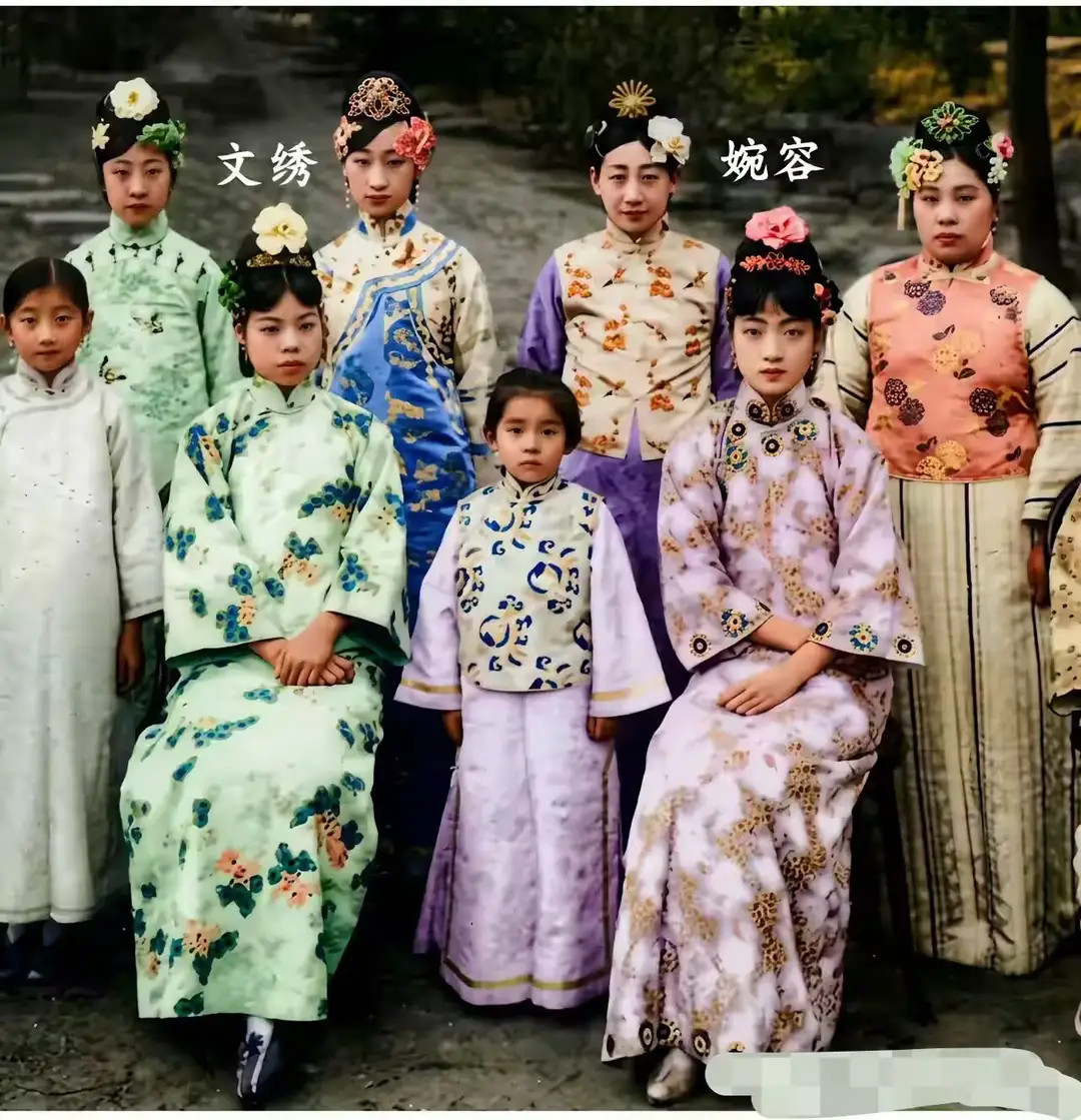 1925年，婉容和文绣在张园的合影，注意看坐姿，二人早已貌合神离​​​