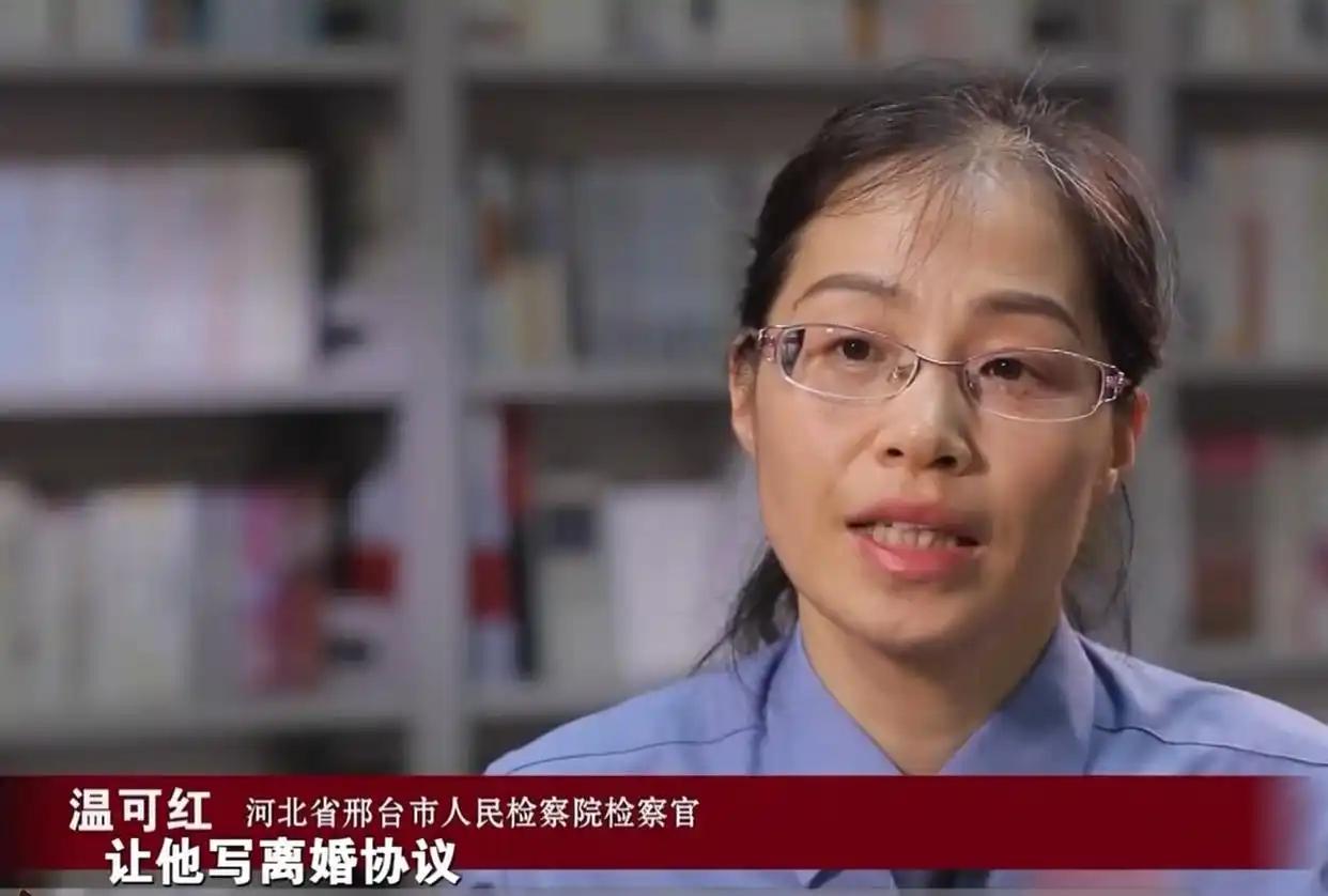 河北一名女子遭到一名男子胁迫，事发当晚，这名男子喝醉酒后翻院墙闯进女子家中，当着