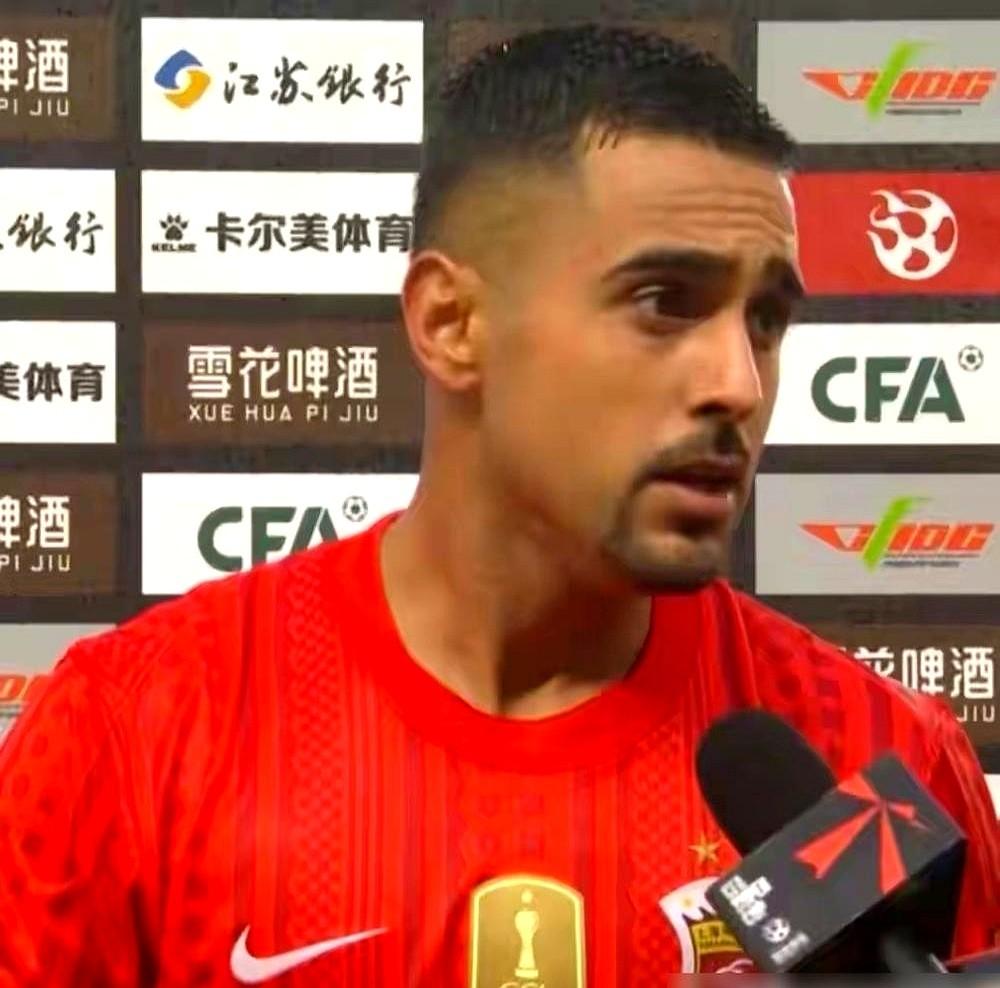 国足前锋咋选？这“幸福烦恼”要逆天了！上海海港的莱昂纳多，一个赛季轰21球，