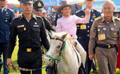 提帮功，骑着白马的王子。有个当王的父亲就是好命，他一出生就站在人生巅峰处。