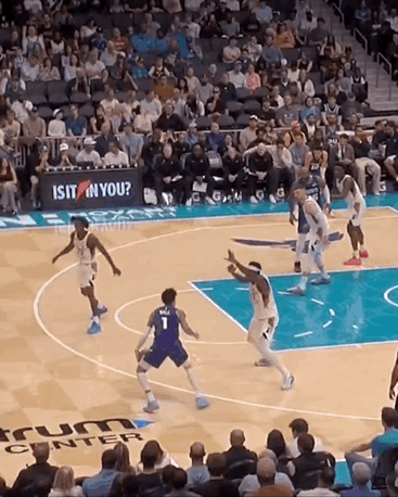 三球戏耍西亚卡姆，各种变相，拜佛，撤步，抬手一粒三分球，boom