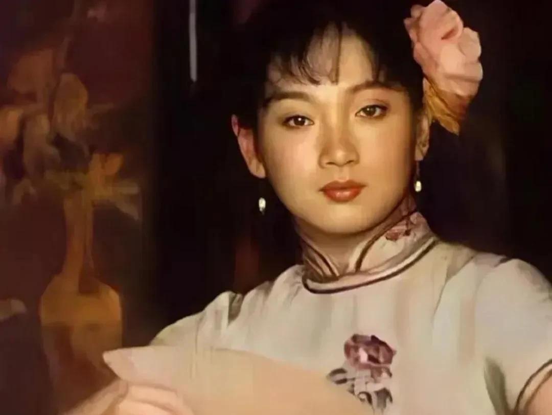这是民国年间，一名青楼女子的真实照片。照片中，这位姑娘面容姣好，身穿精美旗袍，