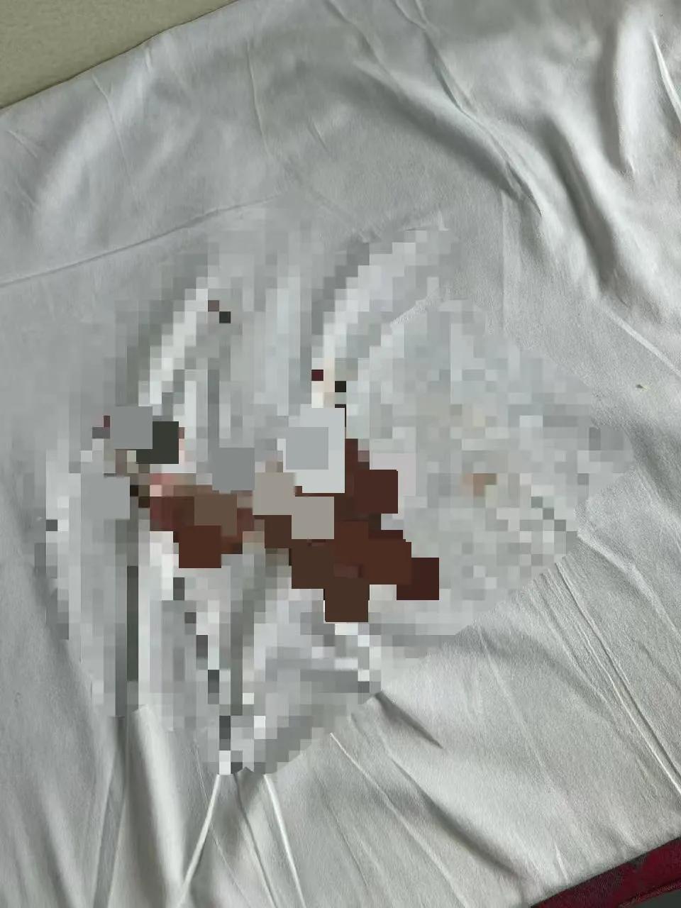 女子火车上突来月经弄脏卧铺床单，列车员要求清洗或赔偿180元。女子：不敢再去卧铺