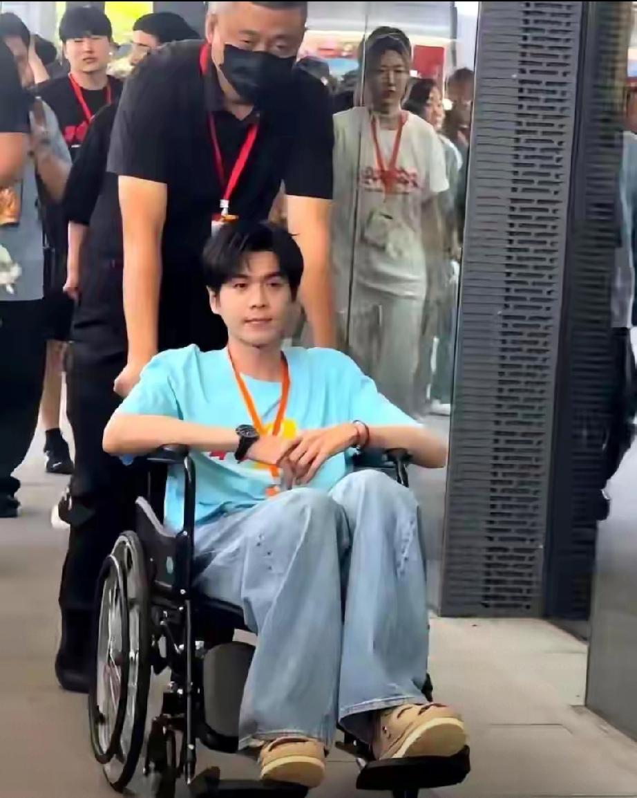 钱再多有什么用？37岁张若昀坐轮椅跑路演，走上邓超的老路
