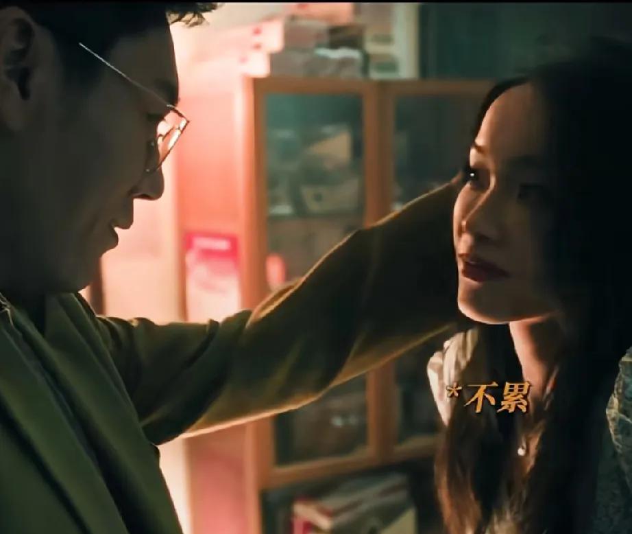 《扫毒风暴》卢少骅对女友百般呵护，在外面却以她的名义做着非法勾当！卢少骅给女友