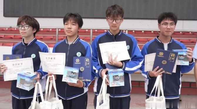 路遇摔伤老人台州五名少年交出急救满分答卷近日三门，五名学生偶遇老人三轮车侧翻受