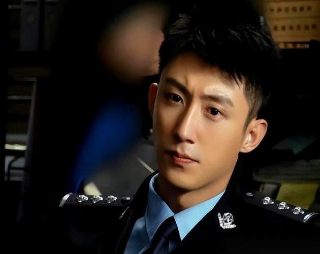 《罚罪》里最让人后背发凉的一幕，不是灭门，不是火拼。是贺彪把一把枪拍在桌上，对