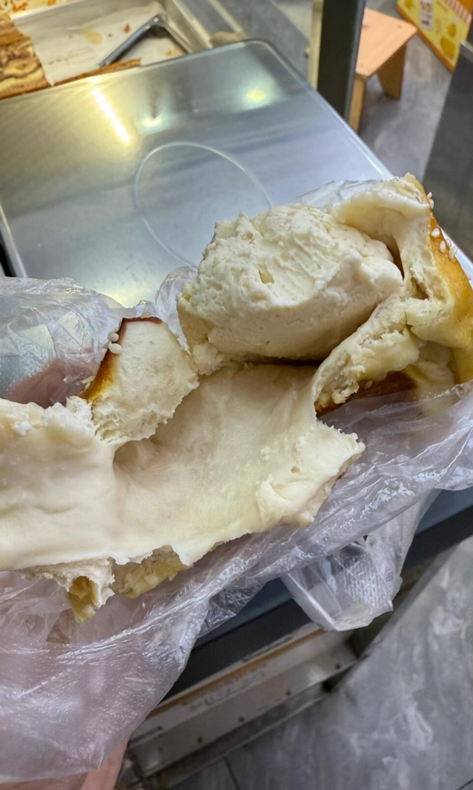 吃到生面包怎么办啊，太怂了不敢找商家商家说是熟的，让我赶紧走人