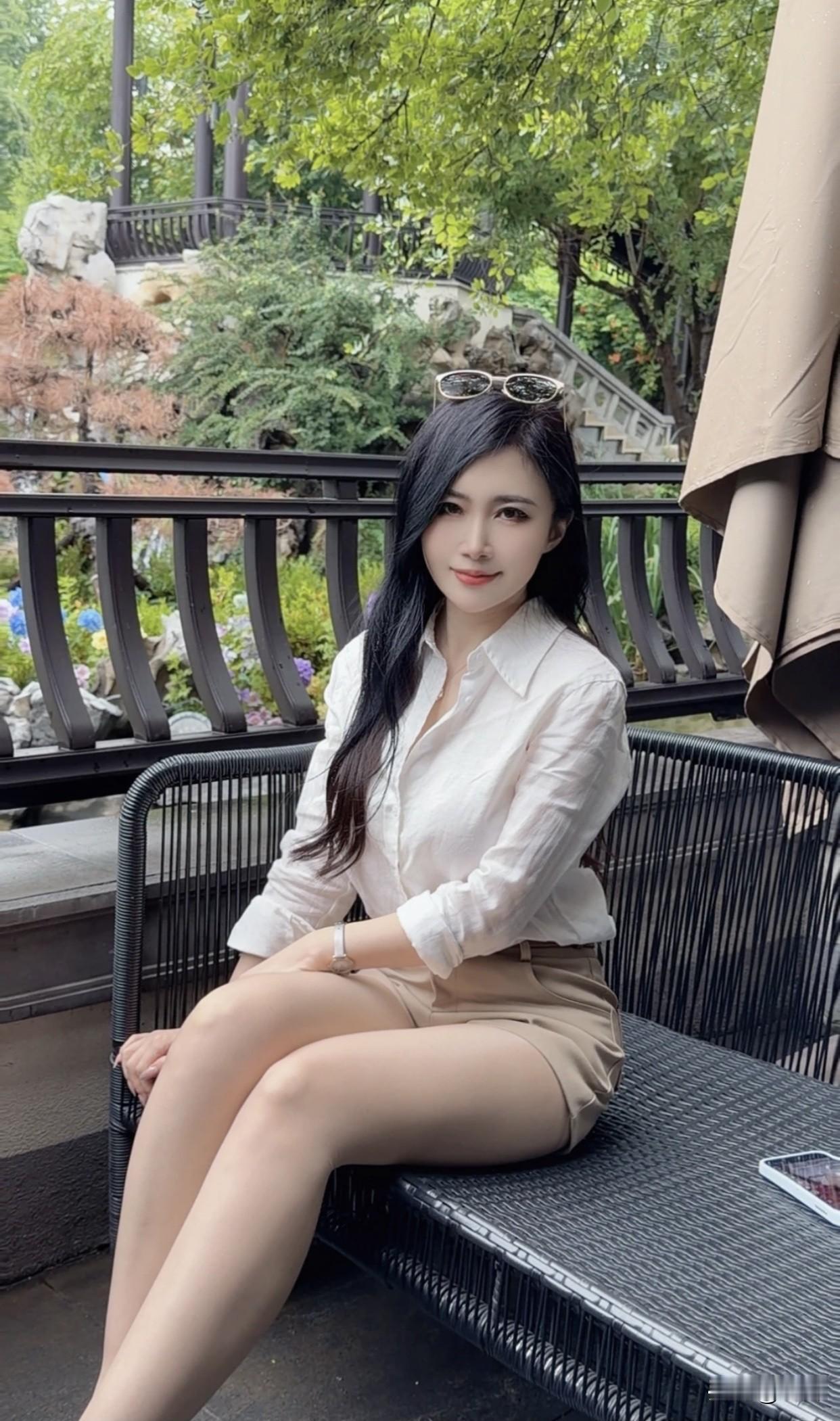 女人真正的气质是什么？自带清爽气场。穿衣干净简约，不盲目追潮流、堆砌装饰，配色简