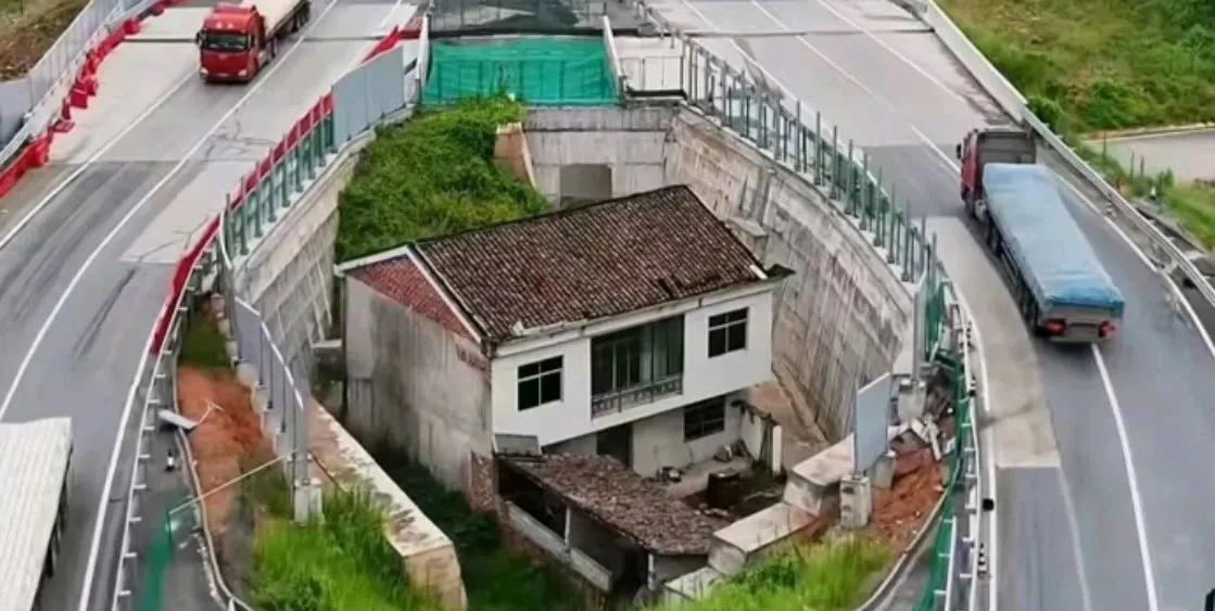 最牛钉子户后悔了！当初给150万+两个安置名额，屋主嫌少执意不搬，逼的路只能绕