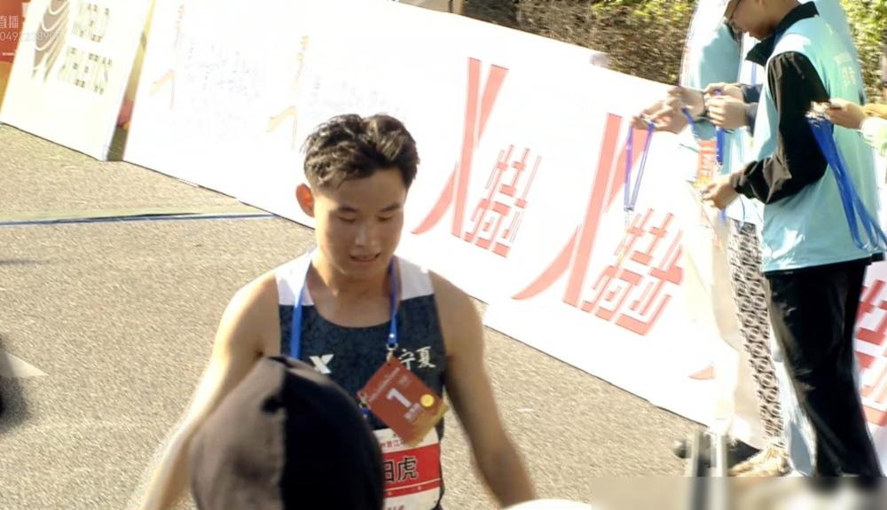 2小时18分拿个马拉松冠军？很多人看到这成绩，第一反应不是鼓掌，而是阴阳