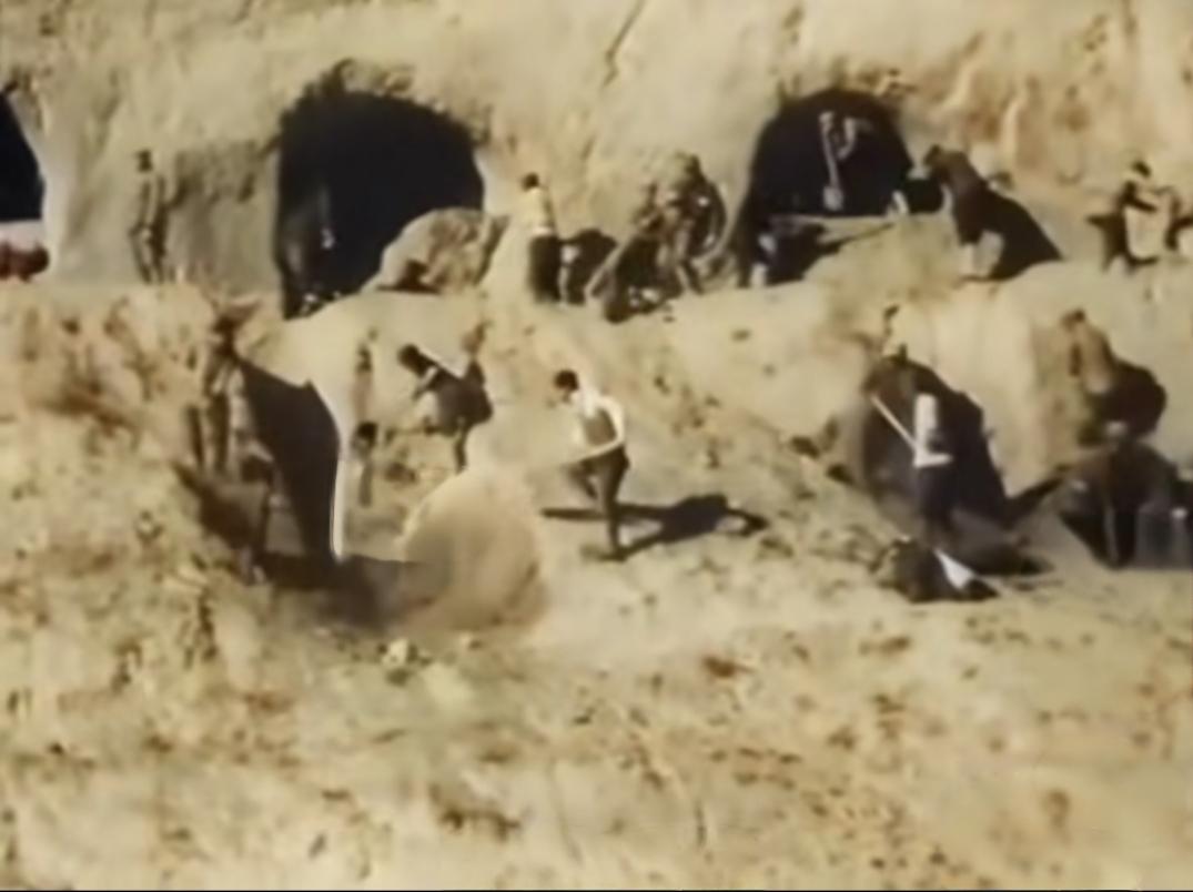 分享老照片故事抗战时期，全国各地的有志青年像百川归海一样奔向延安，他们当中许多人