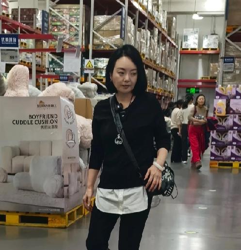 华谊总裁夫人王晓蓉逛山姆超市，身边跟着两个助理，她身上还戴着收音设备，看样子是在