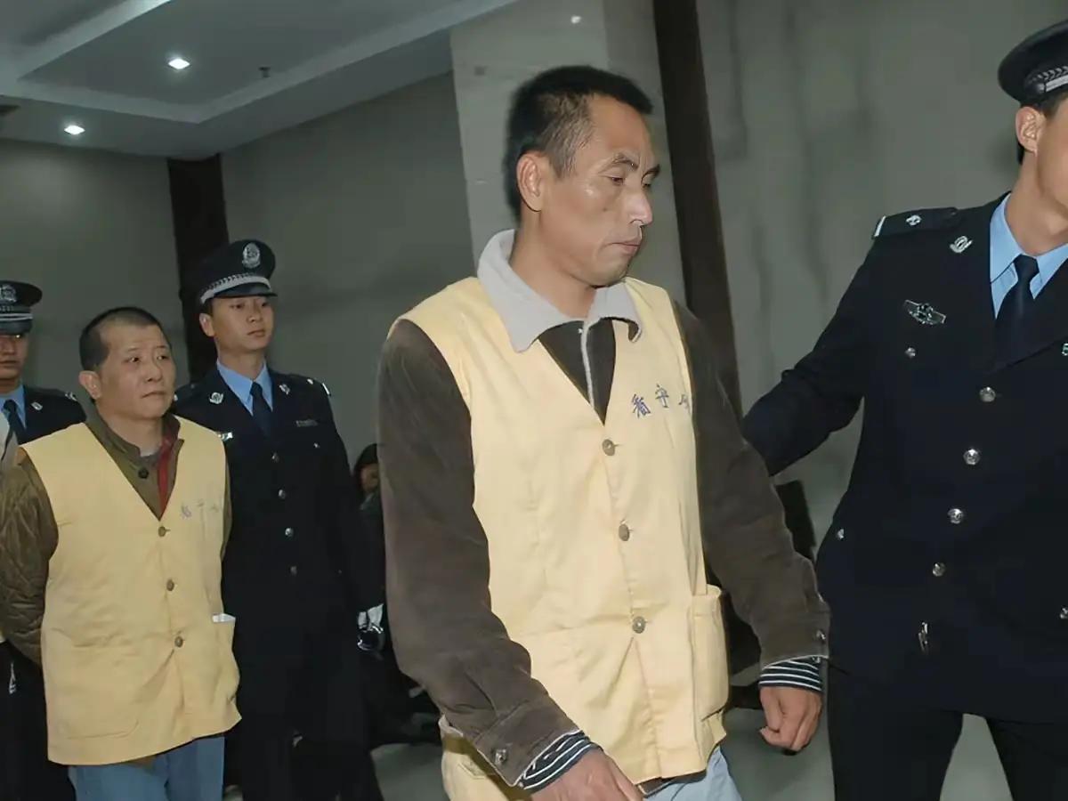 黄大发二审死刑立即执行，大快人心。想起当年装修，因为新房地处城中村边缘，水泥、沙