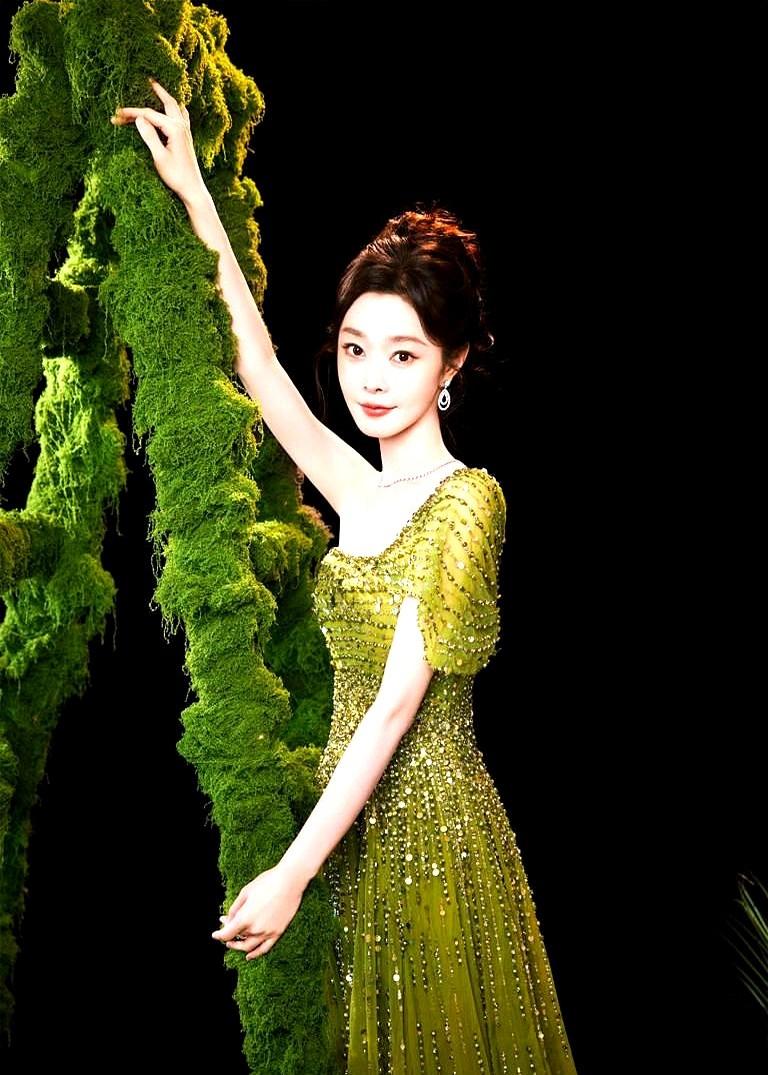 最近吃瓜群众又坐不住了，宋轶和白敬亭是不是分手了？这话题简直比新剧预告还上头。宋