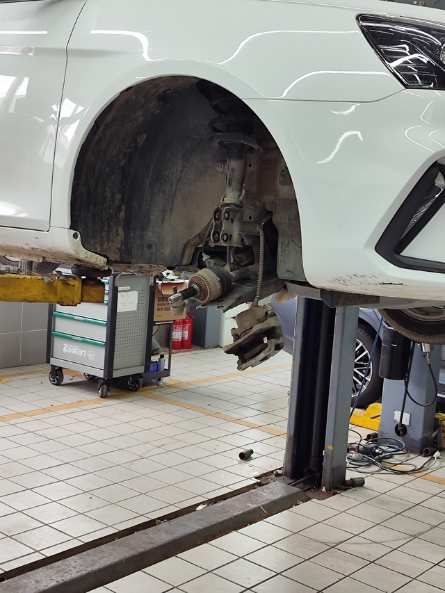 21年8月买的车快四年整了开了五万六千公里，四条轮胎开裂严重，5万公里的时候换