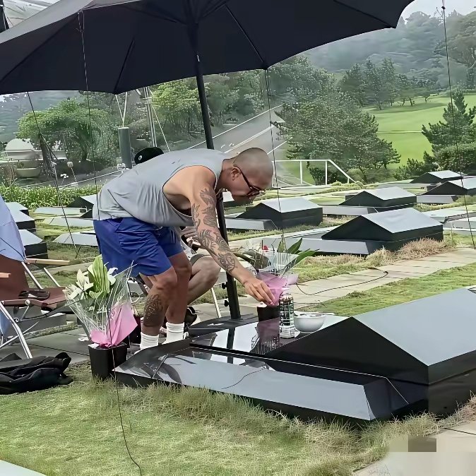 严重怀疑具俊晔，心理出了什么问题，大S都走了这么久了，他还日复一日的守着墓前，50多岁彻底活成了守墓